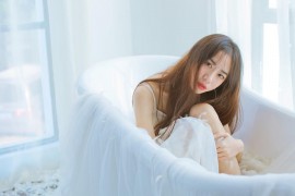 浴缸里的少女桌面壁纸